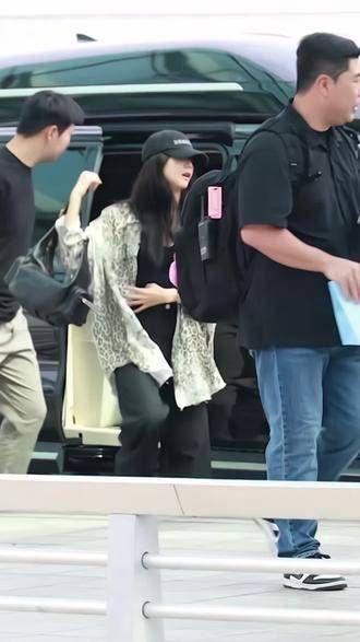 Jisoo与Jennie亮相《DEADLINE》巡演现场 blackpink世界巡演