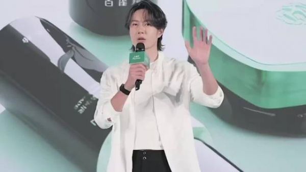 王一博今天品牌直播cut，28岁的王一博来啦