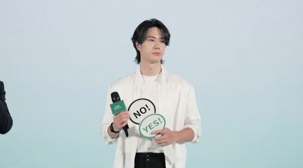 王一博直播37分钟互动，侧颜卷发获赞