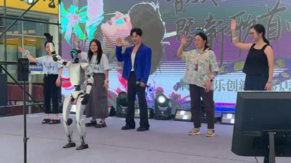 曹骏见面会直播机器人打八段锦复刻名场面