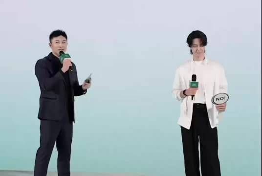 王一博白衣新中式衬衫亮相，28岁状态引关注