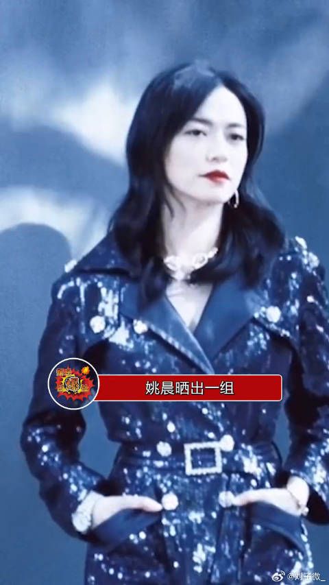 姚晨晒女儿与猫咪居家温馨照
