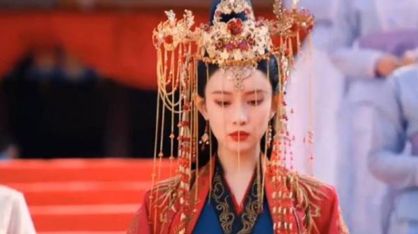 女人嫁给不爱的男人，婚礼却极其奢华