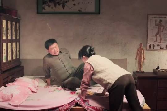 “在东北就没有不怕老婆的,不管嘴多硬都怕鸡毛掸子!” 电影不再退缩