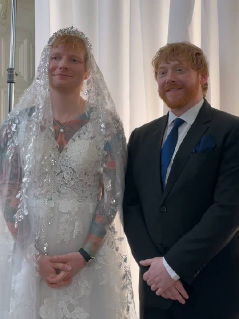 Ed Sheeran新单MV幕后合影曝光,与鲁伯特·格林特、娜塔莉·伊曼纽尔同框