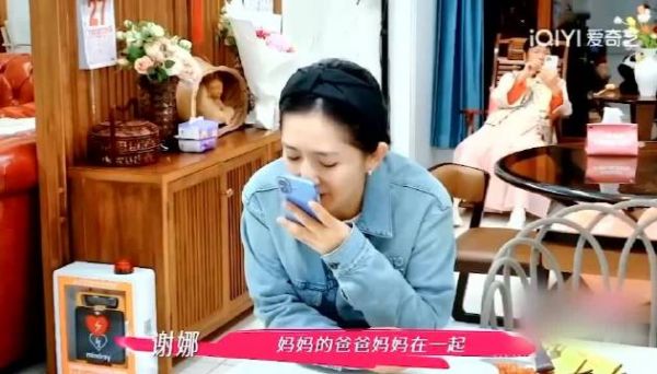 谢娜跟女儿说 “还有几天就回家”,然后就被当场拆穿,追问到底是几天