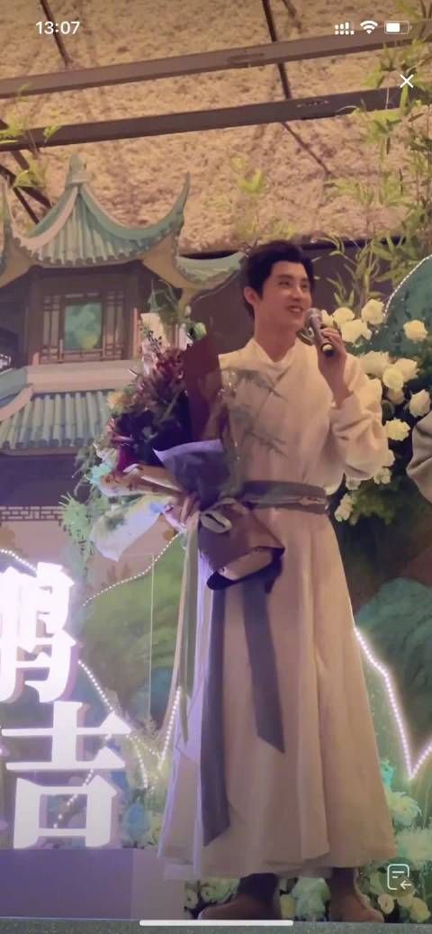 敖瑞鹏新剧杀青与粉丝合唱《此爱》