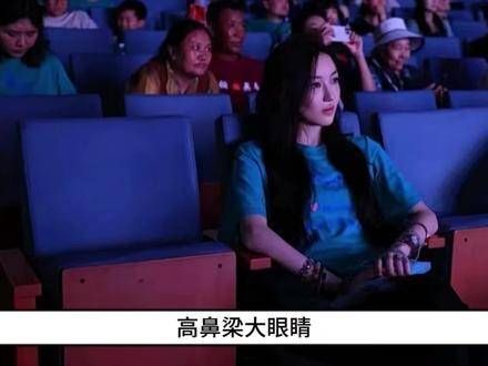 19岁的李嫣在活动现场的照片令人眼前一亮!