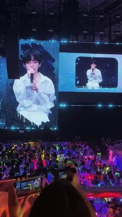 王橹杰公演舞台饭拍曝光,脸链造型吸睛