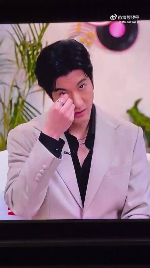 王力宏单手摘隐形眼镜引热议