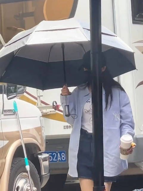 杨幂穿搭再引热议,时尚表现力获赞