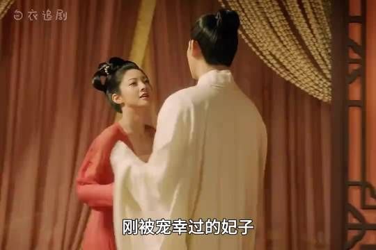 刚获得宠幸的妃子就趁皇上熟睡时,拿来一根银针向她刺去