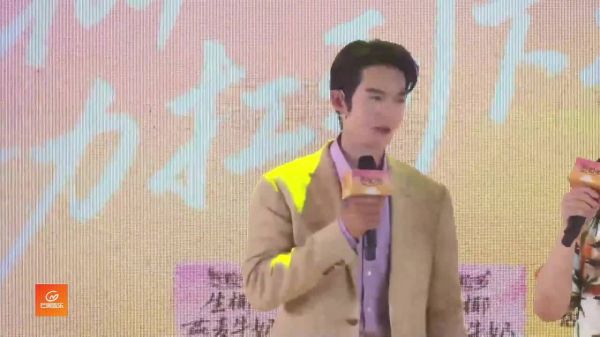于适深圳活动直播拿泡泡机出场,调侃手麦影响发型