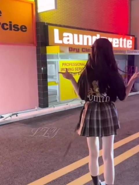 书欣儿就是这么可爱 蹦蹦跳跳太可爱了,完全是小蛋糕啊