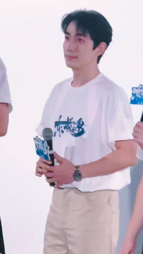 观众记录朱一龙东极岛路演侧颜