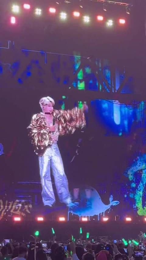 王源太原巡演豪赠万朵玫瑰,粉丝惊喜收获霸总式宠爱