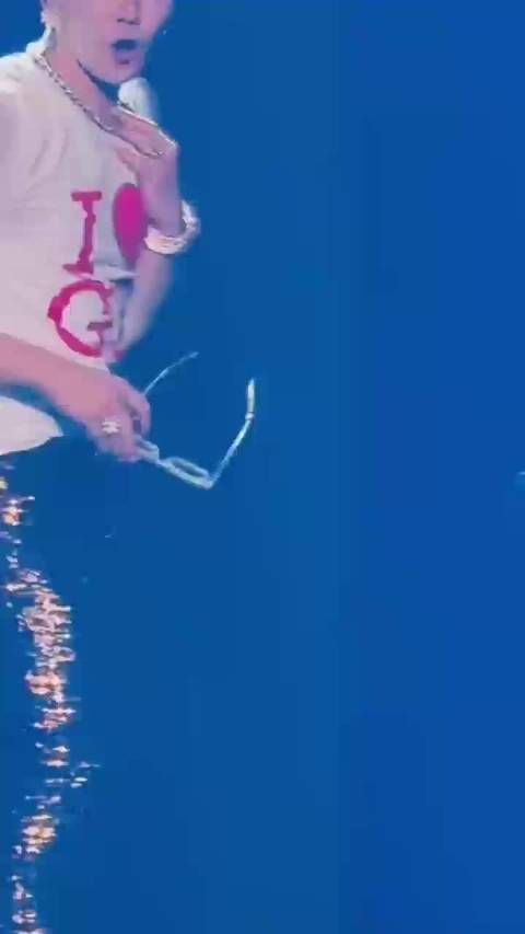 太可爱了权志龙，又和粉丝演上小品了