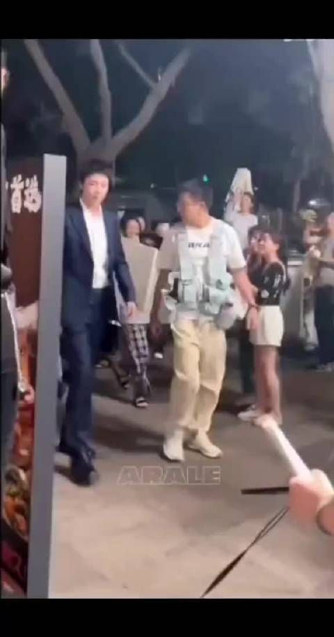 刘宇宁《玫瑰丛生》片场生图曝光，颜值引热议