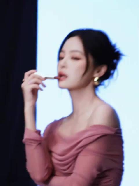 辛芷蕾粉色造型亮相,飒爽娇俏吸睛