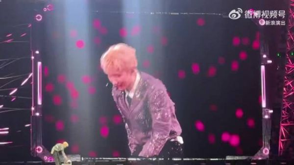 汪苏泷演唱会上吃肉夹馍