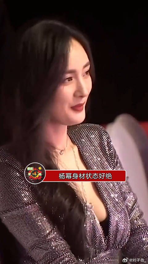 杨幂的身材状态真的好绝,走路带风,绝对的女王气场!