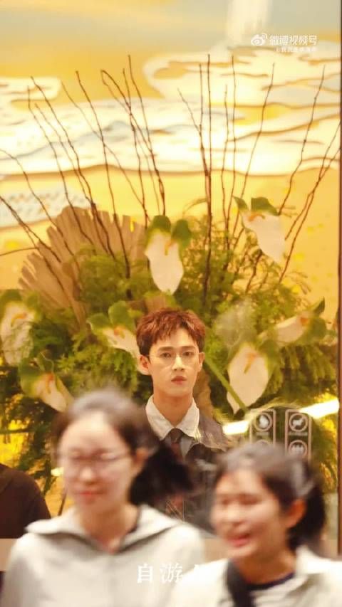小武爷李昀锐怎么这么乖 感觉在等人接放学