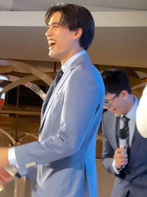 粉丝互动环节重现剧中场景,演员即兴表演引欢笑