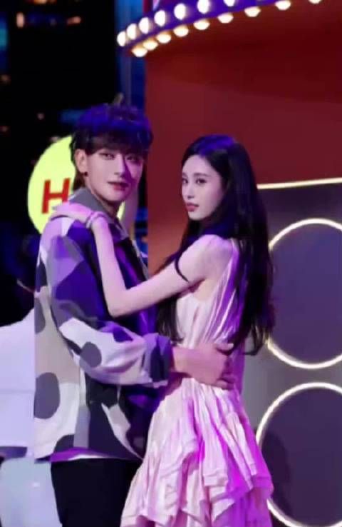 黄子韬徐艺洋游戏互动撒糖,唐国强笑看真情侣甜蜜
