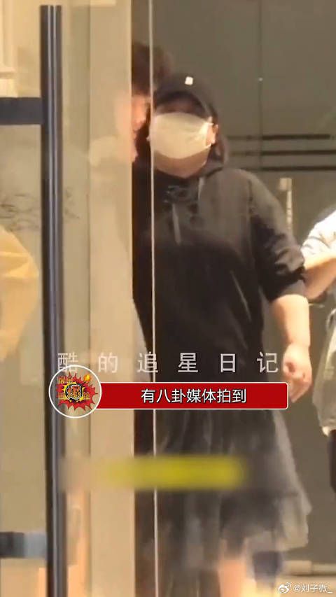 张小斐贾玲深夜低调聚餐后各自返家