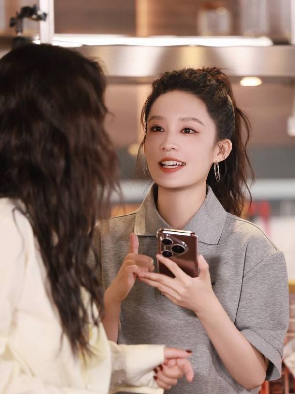 李沁笑容灿烂超元气。
