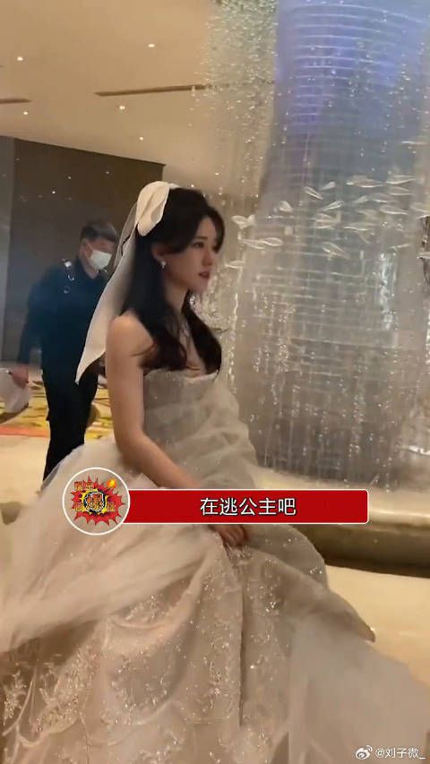 赵露思就是迪士尼在逃公主吧，白色公主裙出席活动，造型太美了