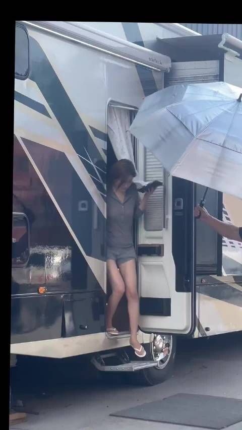 赵露思上班路透甜度爆表，萌系造型引热议