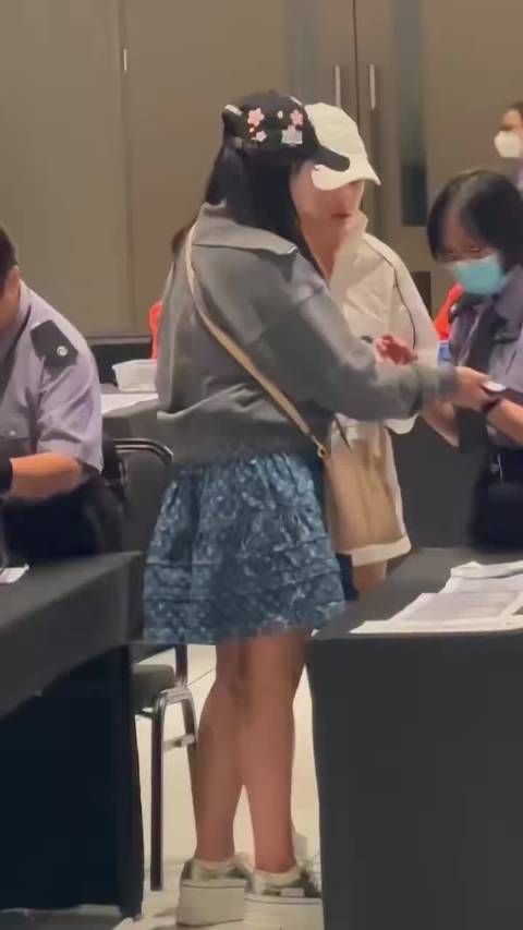 偶遇何超莲、何超盈,姐妹俩都戴着帽子,一前一后的走着,关系是真的好