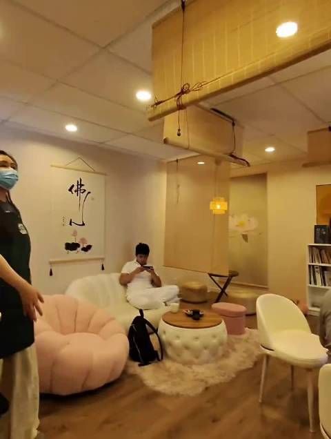 王祖贤定居温哥华经营艾灸馆,近60岁状态佳