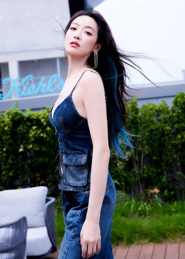 宋茜笑容甜美。