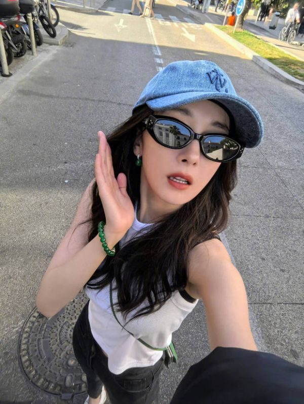搜狐娱乐讯 近日，杨幂晒出对镜怼脸自拍，双眼灵动又美又萌。