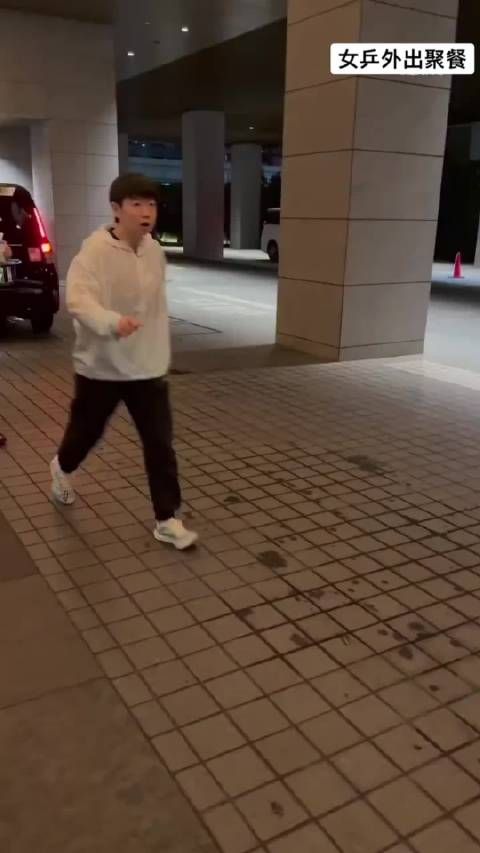 一出门吃个夜宵这么多人还跟着一直拍,粉丝会不会也打着车跟上去啊