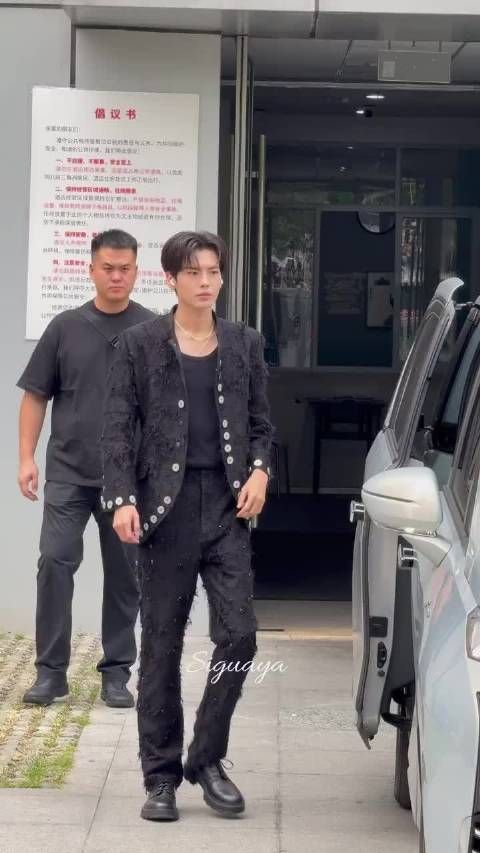 毕雯珺现身hi6上班路透,展现超绝男模感
