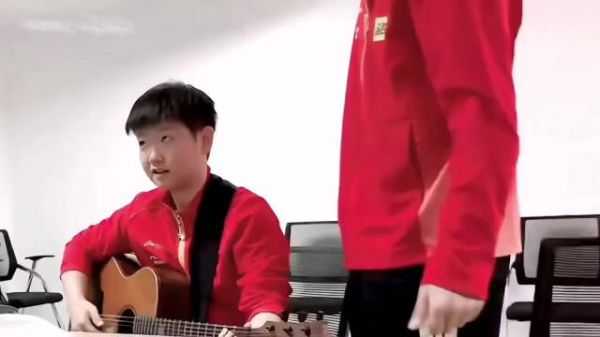 莎莎弹,楚钦盯着她的脸,楚钦弹,莎莎盯着弦,头头你咋这么宠溺啊!