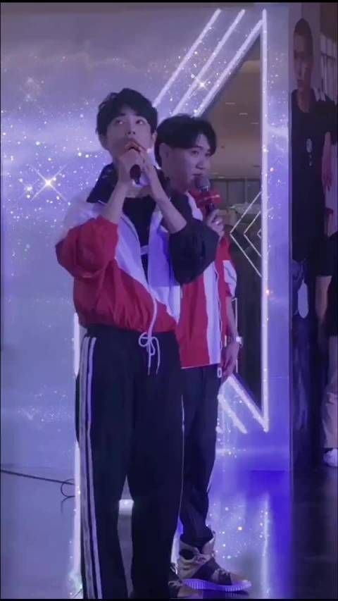 外套塞裤子里没几个人能这么会吧哥哥 你闻一下空气都是甜的~xz