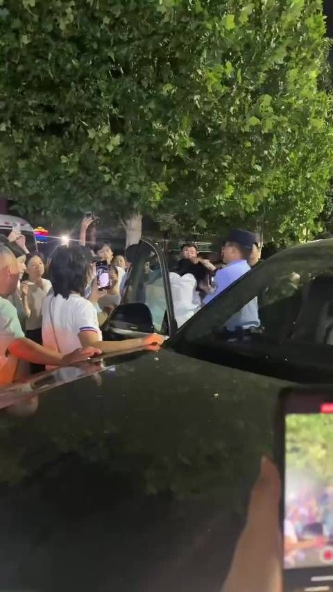 现在看热闹的真是铁,忠实粉