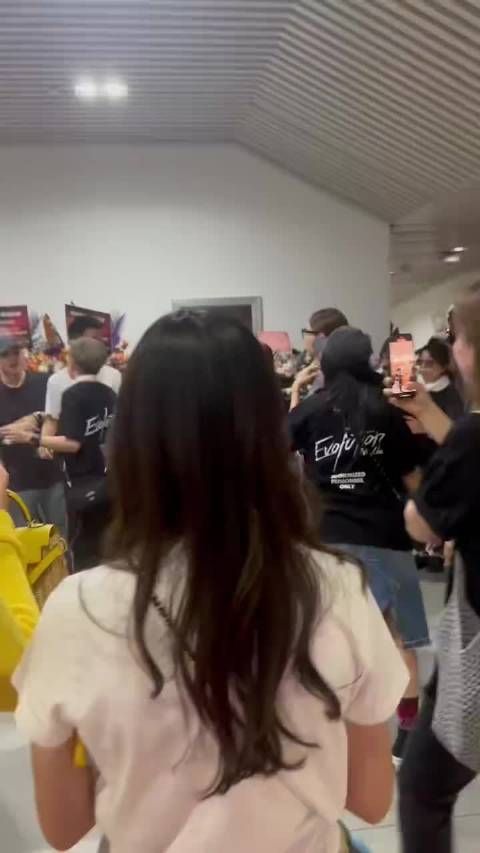 谢霆锋杭州演唱会结束了，散场后何猷君来看他，两人互送礼物