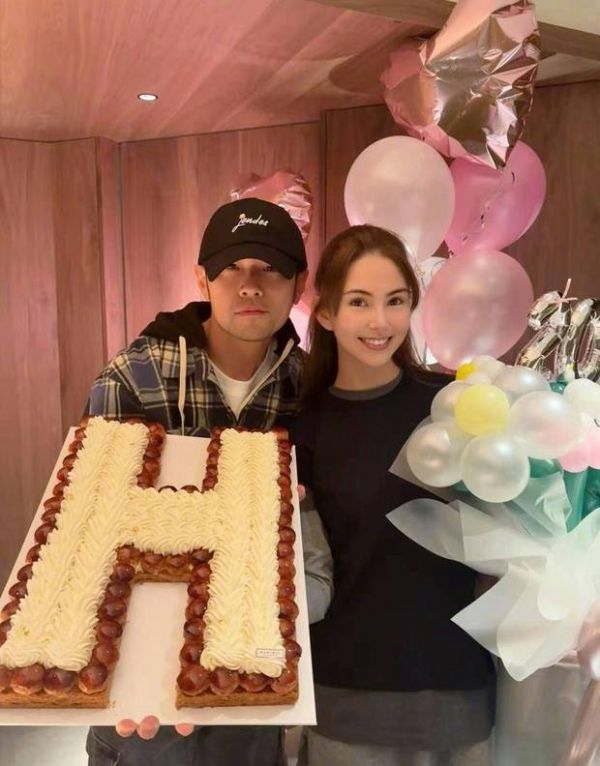 搜狐娱乐讯 8月12日，昆凌晒与周杰伦合照庆祝生日，手捧气球花束满脸幸福。