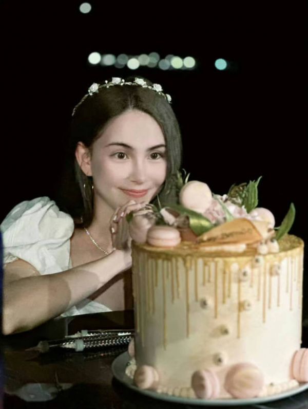 昆凌与蛋糕合照。