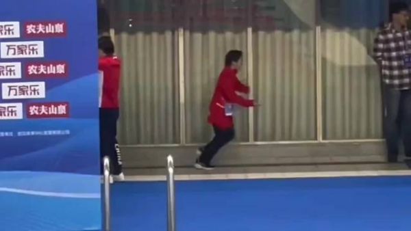 全红婵晒合照鼓励师妹蒋林静，广东跳水队传承暖心