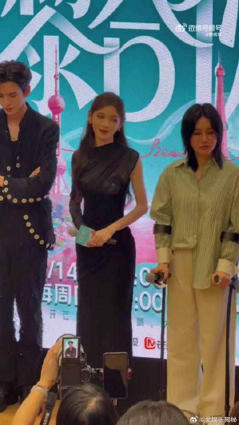 张予曦毕雯珺穿黑色情侣装亮相巴黎合伙人看片会