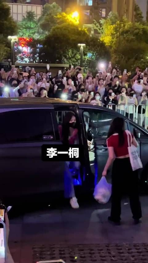 李一桐全程收信递礼物互动暖心