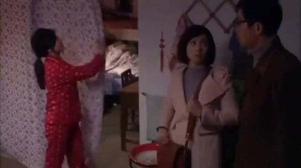 一间屋子住着两对夫妻,睡觉就总帘子隔开,到后半夜都尴尬