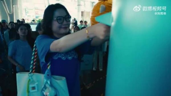 刘雨昕2025仙那度巡演上海站震撼开唱,3D裸眼大屏折扇舞美惊艳全场