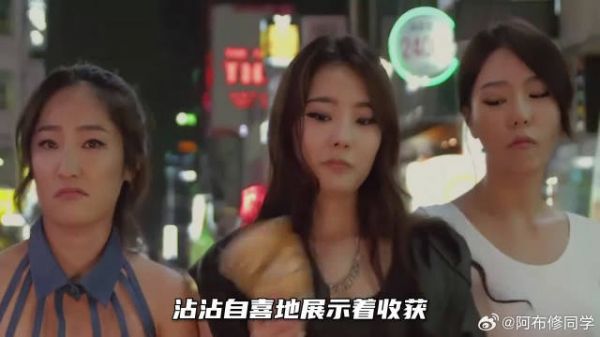 女子游走大叔之间,进行秘密交易,最后竟还顺走钱包 ….